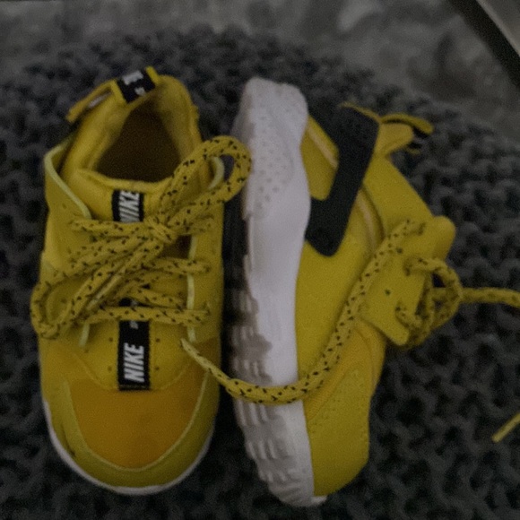 Nike few toe spots - Picture 2 of 2